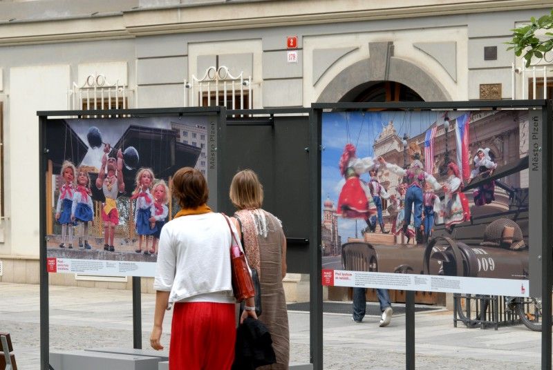 Výstava "Paměť loutek" - patnáct velkoformátových fotografií s nevšední scénografickou stylizací představuje (7.6.2012) ve Smetanových sadech důležité okamžiky historie Plzně.