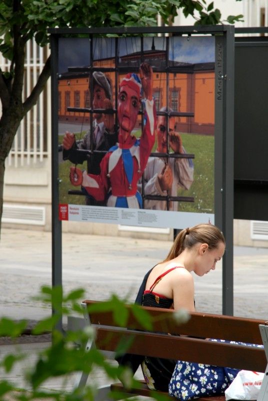 Výstava "Paměť loutek" - patnáct velkoformátových fotografií s nevšední scénografickou stylizací představuje (7.6.2012) ve Smetanových sadech důležité okamžiky historie Plzně.