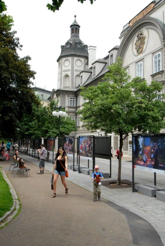 Výstava "Paměť loutek" - patnáct velkoformátových fotografií s nevšední scénografickou stylizací představuje (7.6.2012) ve Smetanových sadech důležité okamžiky historie Plzně.