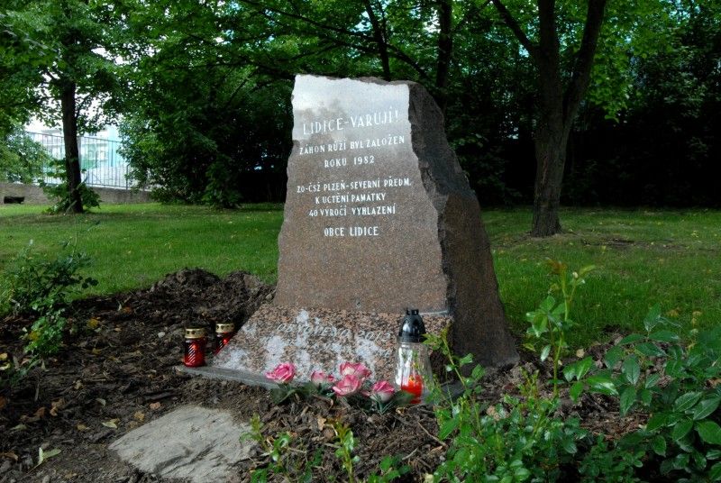 Pět růží zasadily v pondělí 11. června lidické „děti“ ke kamennému pomníčku v centrálním parku na Lochotíně, který připomíná tragické události této středočeské vesnice roku 1942, kdy došlo k vyhlazení značné části obyvatel v souvislosti s atentátem na Reinharda Heydricha. Setkání zorganizovala iniciativa Maják Plzně společně s městským obvodem. Ještě předtím byl na začátku května pomníček obnoven a spolu s ním i záhony růží. Při pietní vzpomínce vystoupily děti ze 78. mateřské školy, Plzeňský dětský sbor a sólistka státní opery v Buenos Aires Lídice Robinson s áriemi z Mozartovy Figarovy svatby a Bizetovy Carmen.