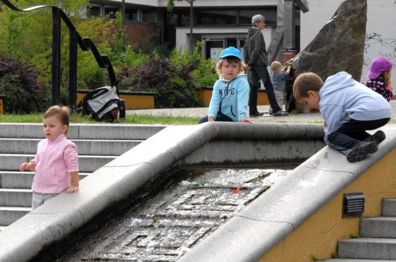Pět růží zasadily v pondělí 11. června lidické „děti“ ke kamennému pomníčku v centrálním parku na Lochotíně, který připomíná tragické události této středočeské vesnice roku 1942, kdy došlo k vyhlazení značné části obyvatel v souvislosti s atentátem na Reinharda Heydricha. Setkání zorganizovala iniciativa Maják Plzně společně s městským obvodem. Ještě předtím byl na začátku května pomníček obnoven a spolu s ním i záhony růží. Při pietní vzpomínce vystoupily děti ze 78. mateřské školy, Plzeňský dětský sbor a sólistka státní opery v Buenos Aires Lídice Robinson s áriemi z Mozartovy Figarovy svatby a Bizetovy Carmen.