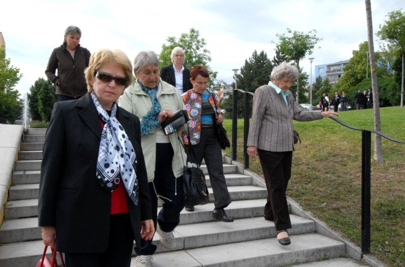 Pět růží zasadily v pondělí 11. června lidické „děti“ ke kamennému pomníčku v centrálním parku na Lochotíně, který připomíná tragické události této středočeské vesnice roku 1942, kdy došlo k vyhlazení značné části obyvatel v souvislosti s atentátem na Reinharda Heydricha. Setkání zorganizovala iniciativa Maják Plzně společně s městským obvodem. Ještě předtím byl na začátku května pomníček obnoven a spolu s ním i záhony růží. Při pietní vzpomínce vystoupily děti ze 78. mateřské školy, Plzeňský dětský sbor a sólistka státní opery v Buenos Aires Lídice Robinson s áriemi z Mozartovy Figarovy svatby a Bizetovy Carmen.