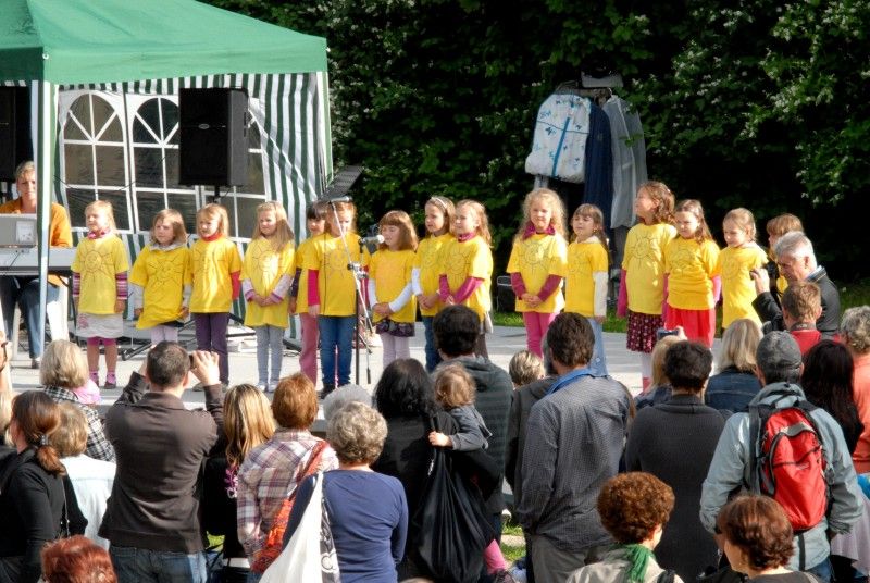 Pět růží zasadily v pondělí 11. června lidické „děti“ ke kamennému pomníčku v centrálním parku na Lochotíně, který připomíná tragické události této středočeské vesnice roku 1942, kdy došlo k vyhlazení značné části obyvatel v souvislosti s atentátem na Reinharda Heydricha. Setkání zorganizovala iniciativa Maják Plzně společně s městským obvodem. Ještě předtím byl na začátku května pomníček obnoven a spolu s ním i záhony růží. Při pietní vzpomínce vystoupily děti ze 78. mateřské školy, Plzeňský dětský sbor a sólistka státní opery v Buenos Aires Lídice Robinson s áriemi z Mozartovy Figarovy svatby a Bizetovy Carmen.