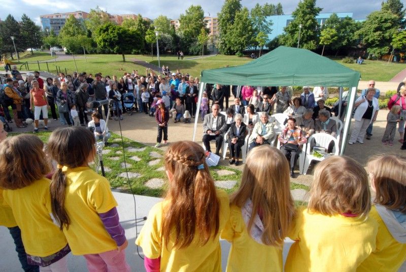 Pět růží zasadily v pondělí 11. června lidické „děti“ ke kamennému pomníčku v centrálním parku na Lochotíně, který připomíná tragické události této středočeské vesnice roku 1942, kdy došlo k vyhlazení značné části obyvatel v souvislosti s atentátem na Reinharda Heydricha. Setkání zorganizovala iniciativa Maják Plzně společně s městským obvodem. Ještě předtím byl na začátku května pomníček obnoven a spolu s ním i záhony růží. Při pietní vzpomínce vystoupily děti ze 78. mateřské školy, Plzeňský dětský sbor a sólistka státní opery v Buenos Aires Lídice Robinson s áriemi z Mozartovy Figarovy svatby a Bizetovy Carmen.