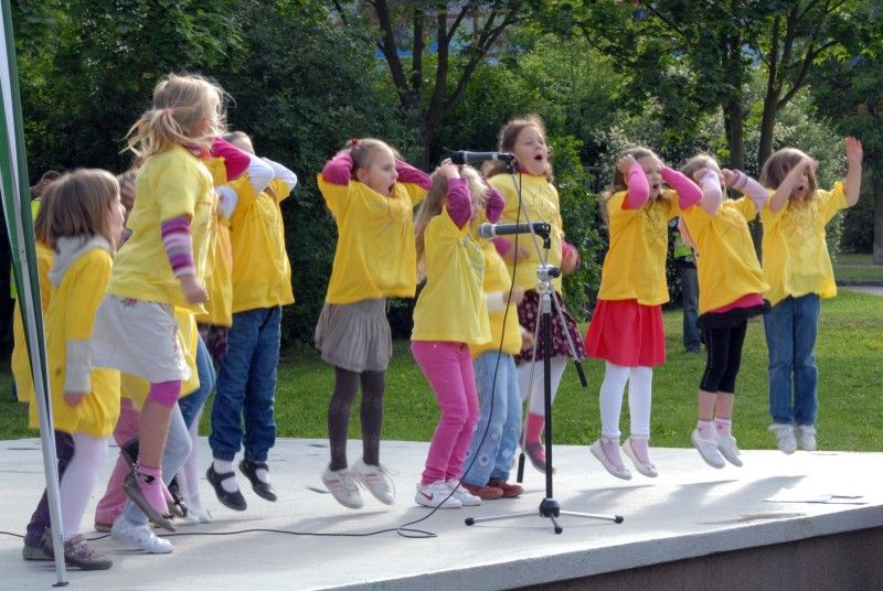 Pět růží zasadily v pondělí 11. června lidické „děti“ ke kamennému pomníčku v centrálním parku na Lochotíně, který připomíná tragické události této středočeské vesnice roku 1942, kdy došlo k vyhlazení značné části obyvatel v souvislosti s atentátem na Reinharda Heydricha. Setkání zorganizovala iniciativa Maják Plzně společně s městským obvodem. Ještě předtím byl na začátku května pomníček obnoven a spolu s ním i záhony růží. Při pietní vzpomínce vystoupily děti ze 78. mateřské školy, Plzeňský dětský sbor a sólistka státní opery v Buenos Aires Lídice Robinson s áriemi z Mozartovy Figarovy svatby a Bizetovy Carmen.