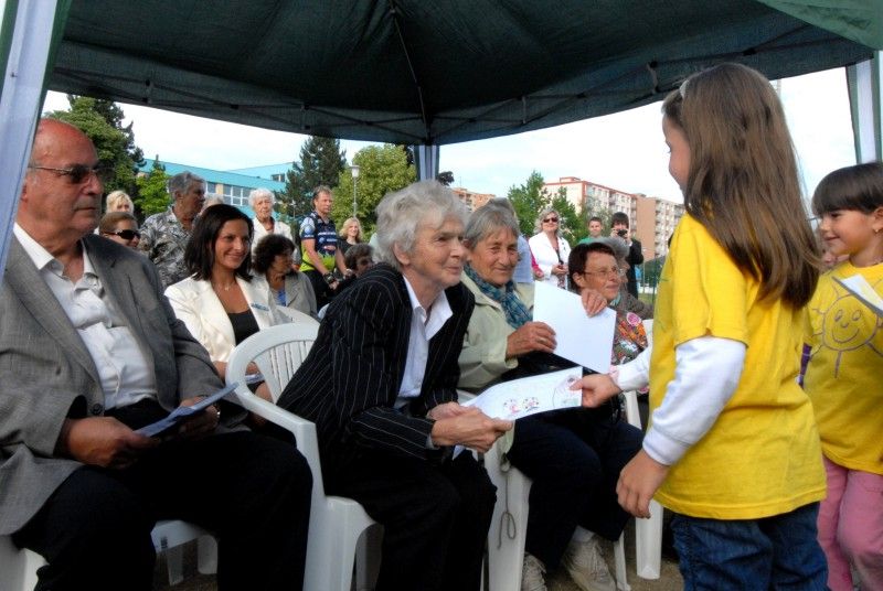 Pět růží zasadily v pondělí 11. června lidické „děti“ ke kamennému pomníčku v centrálním parku na Lochotíně, který připomíná tragické události této středočeské vesnice roku 1942, kdy došlo k vyhlazení značné části obyvatel v souvislosti s atentátem na Reinharda Heydricha. Setkání zorganizovala iniciativa Maják Plzně společně s městským obvodem. Ještě předtím byl na začátku května pomníček obnoven a spolu s ním i záhony růží. Při pietní vzpomínce vystoupily děti ze 78. mateřské školy, Plzeňský dětský sbor a sólistka státní opery v Buenos Aires Lídice Robinson s áriemi z Mozartovy Figarovy svatby a Bizetovy Carmen.