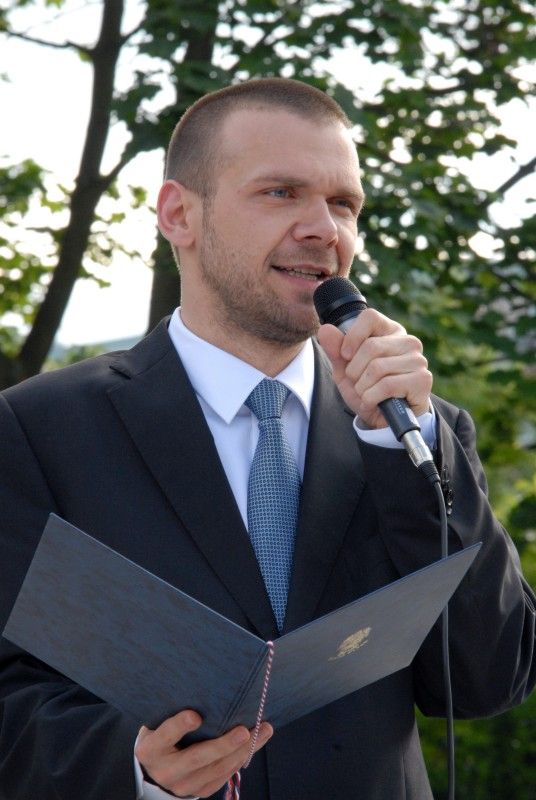 Pět růží zasadily v pondělí 11. června lidické „děti“ ke kamennému pomníčku v centrálním parku na Lochotíně, který připomíná tragické události této středočeské vesnice roku 1942, kdy došlo k vyhlazení značné části obyvatel v souvislosti s atentátem na Reinharda Heydricha. Setkání zorganizovala iniciativa Maják Plzně společně s městským obvodem. Ještě předtím byl na začátku května pomníček obnoven a spolu s ním i záhony růží. Při pietní vzpomínce vystoupily děti ze 78. mateřské školy, Plzeňský dětský sbor a sólistka státní opery v Buenos Aires Lídice Robinson s áriemi z Mozartovy Figarovy svatby a Bizetovy Carmen.