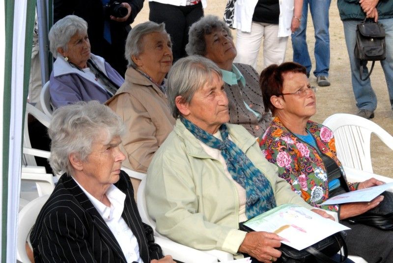 Pět růží zasadily v pondělí 11. června lidické „děti“ ke kamennému pomníčku v centrálním parku na Lochotíně, který připomíná tragické události této středočeské vesnice roku 1942, kdy došlo k vyhlazení značné části obyvatel v souvislosti s atentátem na Reinharda Heydricha. Setkání zorganizovala iniciativa Maják Plzně společně s městským obvodem. Ještě předtím byl na začátku května pomníček obnoven a spolu s ním i záhony růží. Při pietní vzpomínce vystoupily děti ze 78. mateřské školy, Plzeňský dětský sbor a sólistka státní opery v Buenos Aires Lídice Robinson s áriemi z Mozartovy Figarovy svatby a Bizetovy Carmen.