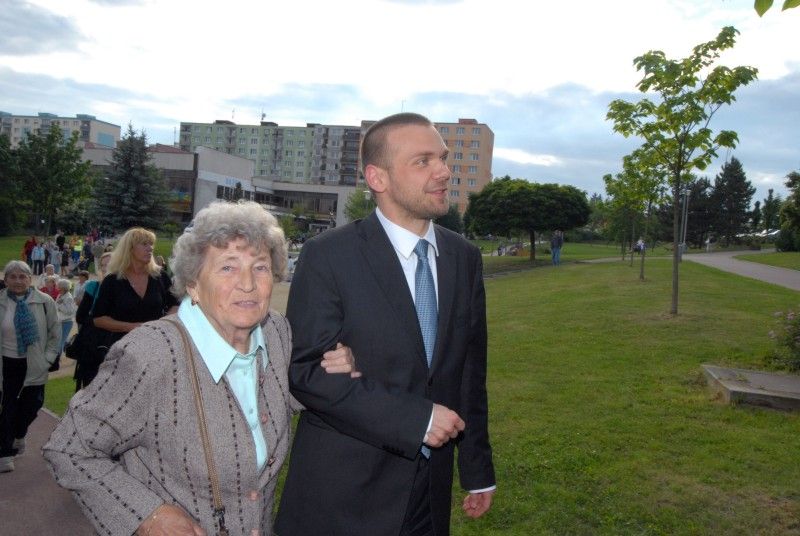 Pět růží zasadily v pondělí 11. června lidické „děti“ ke kamennému pomníčku v centrálním parku na Lochotíně, který připomíná tragické události této středočeské vesnice roku 1942, kdy došlo k vyhlazení značné části obyvatel v souvislosti s atentátem na Reinharda Heydricha. Setkání zorganizovala iniciativa Maják Plzně společně s městským obvodem. Ještě předtím byl na začátku května pomníček obnoven a spolu s ním i záhony růží. Při pietní vzpomínce vystoupily děti ze 78. mateřské školy, Plzeňský dětský sbor a sólistka státní opery v Buenos Aires Lídice Robinson s áriemi z Mozartovy Figarovy svatby a Bizetovy Carmen.