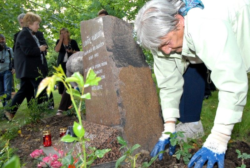 Pět růží zasadily v pondělí 11. června lidické „děti“ ke kamennému pomníčku v centrálním parku na Lochotíně, který připomíná tragické události této středočeské vesnice roku 1942, kdy došlo k vyhlazení značné části obyvatel v souvislosti s atentátem na Reinharda Heydricha. Setkání zorganizovala iniciativa Maják Plzně společně s městským obvodem. Ještě předtím byl na začátku května pomníček obnoven a spolu s ním i záhony růží. Při pietní vzpomínce vystoupily děti ze 78. mateřské školy, Plzeňský dětský sbor a sólistka státní opery v Buenos Aires Lídice Robinson s áriemi z Mozartovy Figarovy svatby a Bizetovy Carmen.