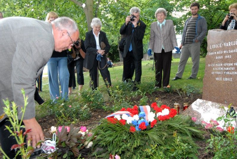 Pět růží zasadily v pondělí 11. června lidické „děti“ ke kamennému pomníčku v centrálním parku na Lochotíně, který připomíná tragické události této středočeské vesnice roku 1942, kdy došlo k vyhlazení značné části obyvatel v souvislosti s atentátem na Reinharda Heydricha. Setkání zorganizovala iniciativa Maják Plzně společně s městským obvodem. Ještě předtím byl na začátku května pomníček obnoven a spolu s ním i záhony růží. Při pietní vzpomínce vystoupily děti ze 78. mateřské školy, Plzeňský dětský sbor a sólistka státní opery v Buenos Aires Lídice Robinson s áriemi z Mozartovy Figarovy svatby a Bizetovy Carmen.