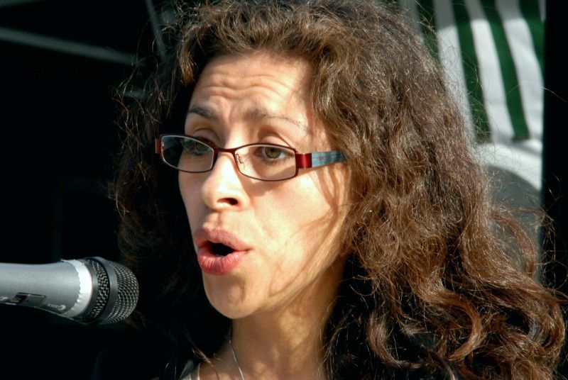 Pět růží zasadily v pondělí 11. června lidické „děti“ ke kamennému pomníčku v centrálním parku na Lochotíně, který připomíná tragické události této středočeské vesnice roku 1942, kdy došlo k vyhlazení značné části obyvatel v souvislosti s atentátem na Reinharda Heydricha. Setkání zorganizovala iniciativa Maják Plzně společně s městským obvodem. Ještě předtím byl na začátku května pomníček obnoven a spolu s ním i záhony růží. Při pietní vzpomínce vystoupily děti ze 78. mateřské školy, Plzeňský dětský sbor a sólistka státní opery v Buenos Aires Lídice Robinson s áriemi z Mozartovy Figarovy svatby a Bizetovy Carmen.