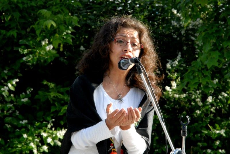 Pět růží zasadily v pondělí 11. června lidické „děti“ ke kamennému pomníčku v centrálním parku na Lochotíně, který připomíná tragické události této středočeské vesnice roku 1942, kdy došlo k vyhlazení značné části obyvatel v souvislosti s atentátem na Reinharda Heydricha. Setkání zorganizovala iniciativa Maják Plzně společně s městským obvodem. Ještě předtím byl na začátku května pomníček obnoven a spolu s ním i záhony růží. Při pietní vzpomínce vystoupily děti ze 78. mateřské školy, Plzeňský dětský sbor a sólistka státní opery v Buenos Aires Lídice Robinson s áriemi z Mozartovy Figarovy svatby a Bizetovy Carmen.