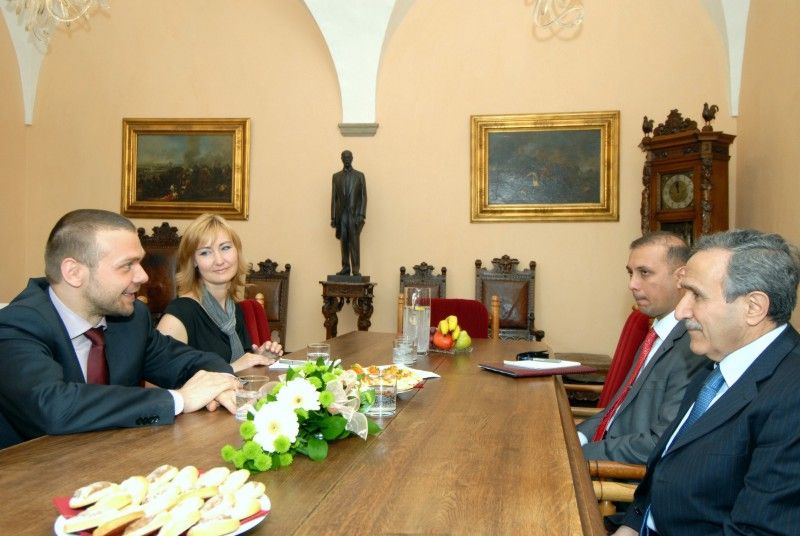 Velvyslance Iráku v ČR Hussaina Saleh Majeed Muallu v úterý (12.6.2012) přijal primátor Martin Baxa. Přestože počátky ekonomických a diplomatických vztahů se datují mnoho desítek let zpátky, jednalo se o první oficiální návštěvu iráckého diplomata v novodobé historii obou států.