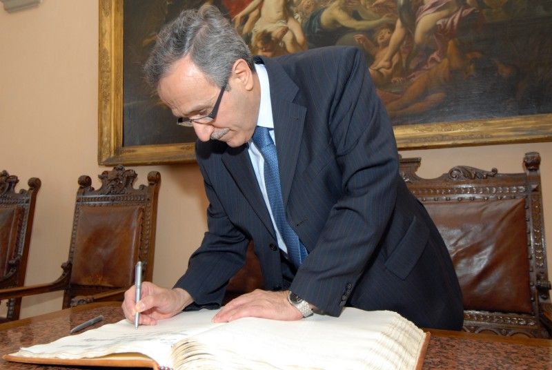 Velvyslance Iráku v ČR Hussaina Saleh Majeed Muallu v úterý (12.6.2012) přijal primátor Martin Baxa. Přestože počátky ekonomických a diplomatických vztahů se datují mnoho desítek let zpátky, jednalo se o první oficiální návštěvu iráckého diplomata v novodobé historii obou států.