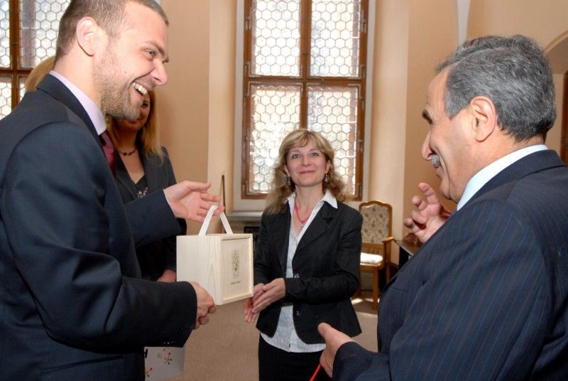 Velvyslance Iráku v ČR Hussaina Saleh Majeed Muallu v úterý (12.6.2012) přijal primátor Martin Baxa. Přestože počátky ekonomických a diplomatických vztahů se datují mnoho desítek let zpátky, jednalo se o první oficiální návštěvu iráckého diplomata v novodobé historii obou států.