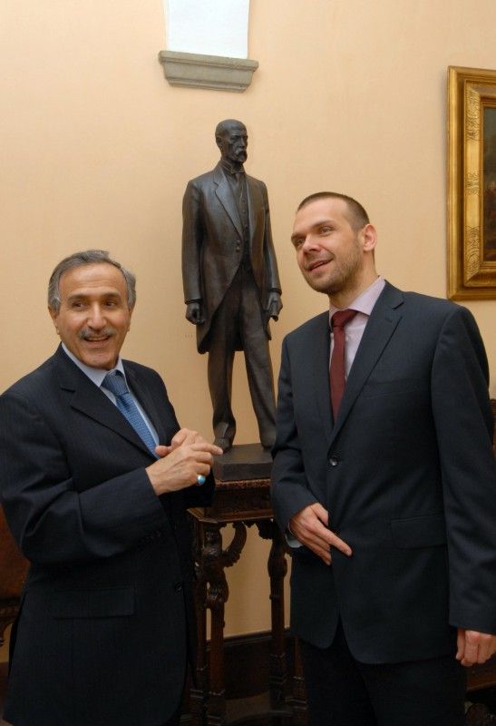 Velvyslance Iráku v ČR Hussaina Saleh Majeed Muallu v úterý (12.6.2012) přijal primátor Martin Baxa. Přestože počátky ekonomických a diplomatických vztahů se datují mnoho desítek let zpátky, jednalo se o první oficiální návštěvu iráckého diplomata v novodobé historii obou států.