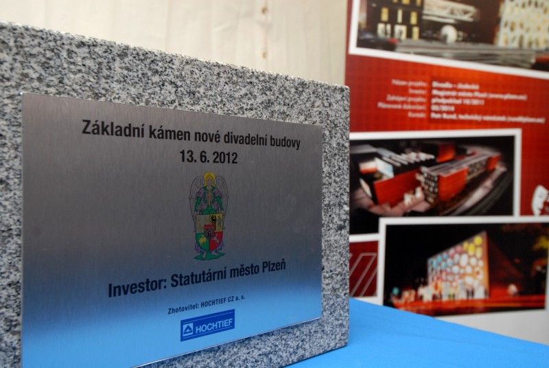 Slavnostním poklepáním na základní kámen byla v Plzni (13.6.2012) zahájena výstavba nové divadelní budovy. Dodavatelem stavby za 818,5 milionu korun je akciová společnost HOCHTIEF CZ. Stavět bude podle projektu navrženého architektonickou a projekční kanceláří Helika, který vychází z původního návrhu portugalské architektonické kanceláře. První představení by se mělo odehrát v září roku 2014.