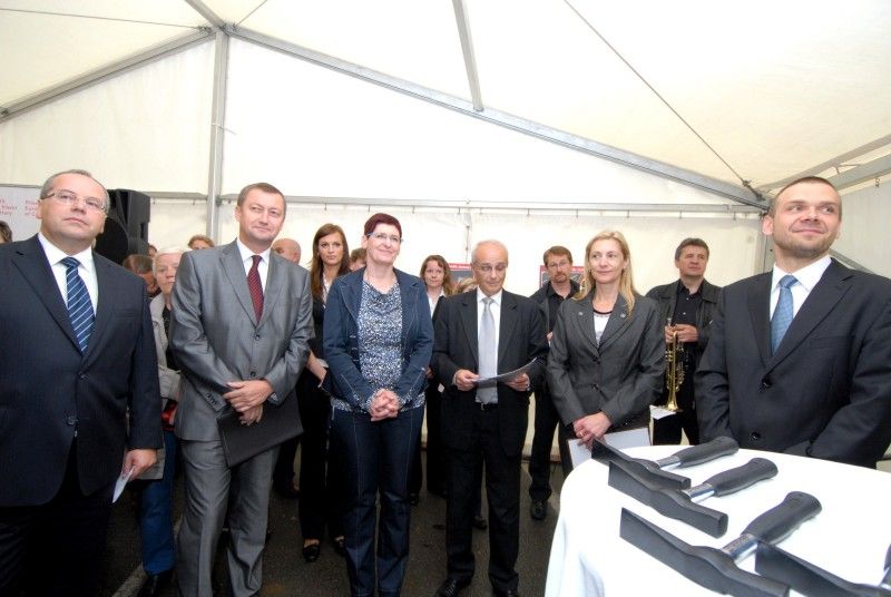 Slavnostním poklepáním na základní kámen byla v Plzni (13.6.2012) zahájena výstavba nové divadelní budovy. Dodavatelem stavby za 818,5 milionu korun je akciová společnost HOCHTIEF CZ. Stavět bude podle projektu navrženého architektonickou a projekční kanceláří Helika, který vychází z původního návrhu portugalské architektonické kanceláře. První představení by se mělo odehrát v září roku 2014.