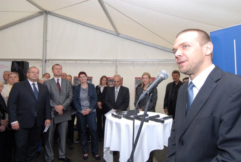 Slavnostním poklepáním na základní kámen byla v Plzni (13.6.2012) zahájena výstavba nové divadelní budovy. Dodavatelem stavby za 818,5 milionu korun je akciová společnost HOCHTIEF CZ. Stavět bude podle projektu navrženého architektonickou a projekční kanceláří Helika, který vychází z původního návrhu portugalské architektonické kanceláře. První představení by se mělo odehrát v září roku 2014.