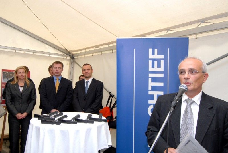 Slavnostním poklepáním na základní kámen byla v Plzni (13.6.2012) zahájena výstavba nové divadelní budovy. Dodavatelem stavby za 818,5 milionu korun je akciová společnost HOCHTIEF CZ. Stavět bude podle projektu navrženého architektonickou a projekční kanceláří Helika, který vychází z původního návrhu portugalské architektonické kanceláře. První představení by se mělo odehrát v září roku 2014.