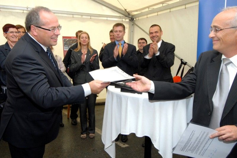 Slavnostním poklepáním na základní kámen byla v Plzni (13.6.2012) zahájena výstavba nové divadelní budovy. Dodavatelem stavby za 818,5 milionu korun je akciová společnost HOCHTIEF CZ. Stavět bude podle projektu navrženého architektonickou a projekční kanceláří Helika, který vychází z původního návrhu portugalské architektonické kanceláře. První představení by se mělo odehrát v září roku 2014.