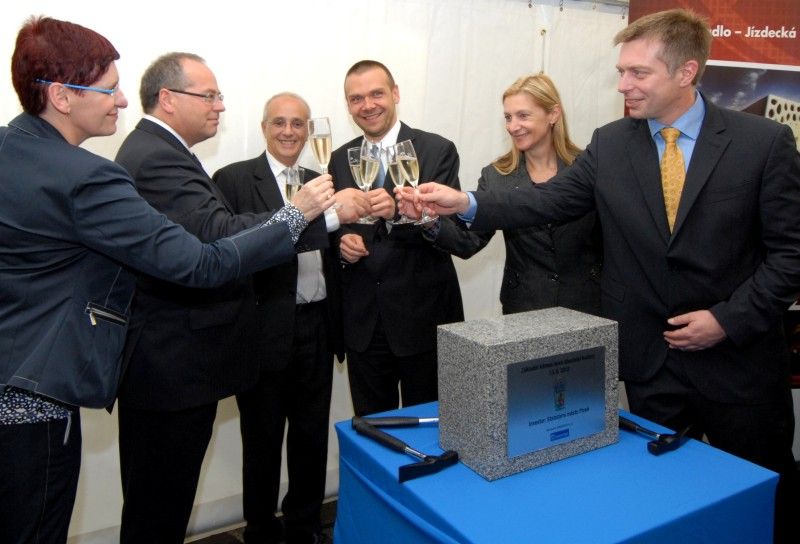 Slavnostním poklepáním na základní kámen byla v Plzni (13.6.2012) zahájena výstavba nové divadelní budovy. Dodavatelem stavby za 818,5 milionu korun je akciová společnost HOCHTIEF CZ. Stavět bude podle projektu navrženého architektonickou a projekční kanceláří Helika, který vychází z původního návrhu portugalské architektonické kanceláře. První představení by se mělo odehrát v září roku 2014.