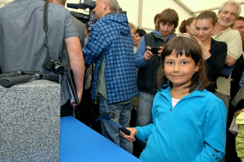 Slavnostním poklepáním na základní kámen byla v Plzni (13.6.2012) zahájena výstavba nové divadelní budovy. Dodavatelem stavby za 818,5 milionu korun je akciová společnost HOCHTIEF CZ. Stavět bude podle projektu navrženého architektonickou a projekční kanceláří Helika, který vychází z původního návrhu portugalské architektonické kanceláře. První představení by se mělo odehrát v září roku 2014.