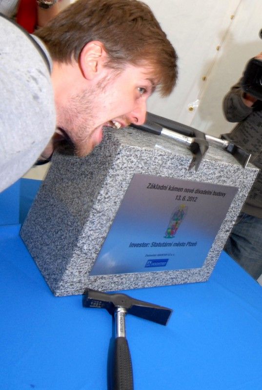 Slavnostním poklepáním na základní kámen byla v Plzni (13.6.2012) zahájena výstavba nové divadelní budovy. Dodavatelem stavby za 818,5 milionu korun je akciová společnost HOCHTIEF CZ. Stavět bude podle projektu navrženého architektonickou a projekční kanceláří Helika, který vychází z původního návrhu portugalské architektonické kanceláře. První představení by se mělo odehrát v září roku 2014.