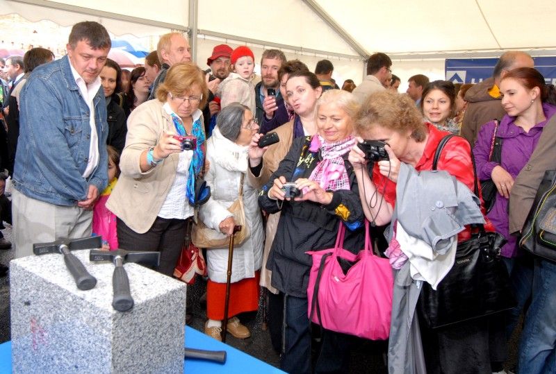 Slavnostním poklepáním na základní kámen byla v Plzni (13.6.2012) zahájena výstavba nové divadelní budovy. Dodavatelem stavby za 818,5 milionu korun je akciová společnost HOCHTIEF CZ. Stavět bude podle projektu navrženého architektonickou a projekční kanceláří Helika, který vychází z původního návrhu portugalské architektonické kanceláře. První představení by se mělo odehrát v září roku 2014.