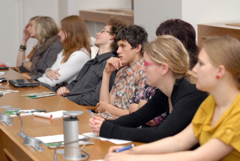 Český historik a archivář Václav Ledvinka zahájil svým příspěvkem O stavu bádání a publikování dějin měst v České republice odbornou konferenci Plzeň ve 20. století – 20. století v Plzni, kterou zorganizoval Archiv města Plzně 14.6.2012. Má za cíl seznámit kolektiv autorů, kteří budou zpracovávat novodobé Dějiny Plzně s tím, jak se k problému přistupovalo v jiných městech. Zároveň má poukázat prostřednictvím přednesených odborných referátů na dosud opomíjená či nedostatečně zpracovaná témata k nejnovějším dějinám Plzně.