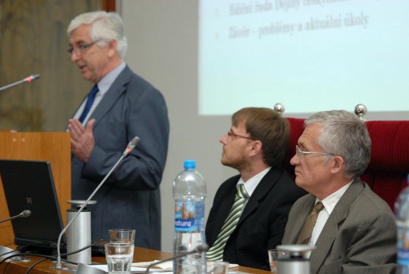 Český historik a archivář Václav Ledvinka zahájil svým příspěvkem O stavu bádání a publikování dějin měst v České republice odbornou konferenci Plzeň ve 20. století – 20. století v Plzni, kterou zorganizoval Archiv města Plzně 14.6.2012. Má za cíl seznámit kolektiv autorů, kteří budou zpracovávat novodobé Dějiny Plzně s tím, jak se k problému přistupovalo v jiných městech. Zároveň má poukázat prostřednictvím přednesených odborných referátů na dosud opomíjená či nedostatečně zpracovaná témata k nejnovějším dějinám Plzně.