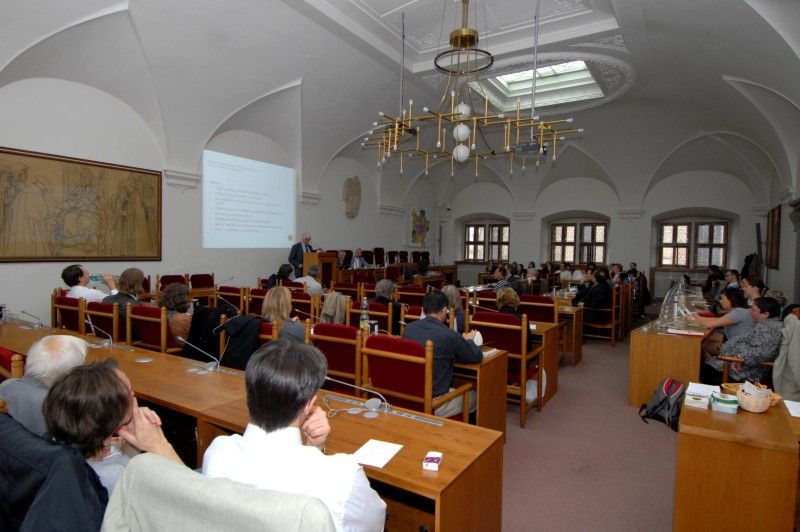 Český historik a archivář Václav Ledvinka zahájil svým příspěvkem O stavu bádání a publikování dějin měst v České republice odbornou konferenci Plzeň ve 20. století – 20. století v Plzni, kterou zorganizoval Archiv města Plzně 14.6.2012. Má za cíl seznámit kolektiv autorů, kteří budou zpracovávat novodobé Dějiny Plzně s tím, jak se k problému přistupovalo v jiných městech. Zároveň má poukázat prostřednictvím přednesených odborných referátů na dosud opomíjená či nedostatečně zpracovaná témata k nejnovějším dějinám Plzně.
