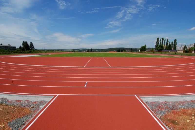 První etapa výstavby atletického stadionu na Skvrňanech byla dokončena (15.6.2012). Od července budou moci atleti využívat běžecký čtyři sta metrů dlouhý osmidráhový ovál. Dokončení areálu se připravuje ve druhé etapě, která zahrnuje stavbu tribuny včetně zázemí, běžeckého tunelu s tréninkovou dráhou, komunikace a parkoviště. Má být hotova na jaře roku 2013.