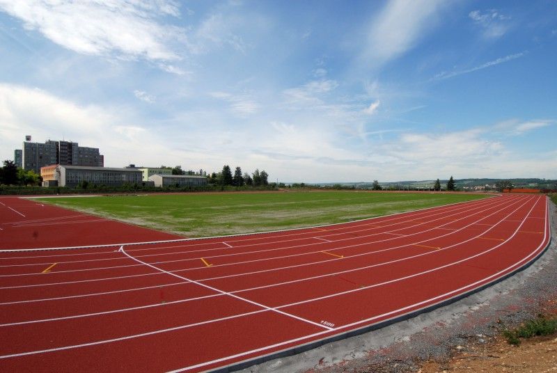První etapa výstavby atletického stadionu na Skvrňanech byla dokončena (15.6.2012). Od července budou moci atleti využívat běžecký čtyři sta metrů dlouhý osmidráhový ovál. Dokončení areálu se připravuje ve druhé etapě, která zahrnuje stavbu tribuny včetně zázemí, běžeckého tunelu s tréninkovou dráhou, komunikace a parkoviště. Má být hotova na jaře roku 2013.