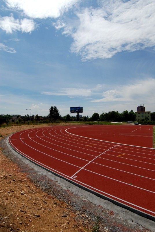 První etapa výstavby atletického stadionu na Skvrňanech byla dokončena (15.6.2012). Od července budou moci atleti využívat běžecký čtyři sta metrů dlouhý osmidráhový ovál. Dokončení areálu se připravuje ve druhé etapě, která zahrnuje stavbu tribuny včetně zázemí, běžeckého tunelu s tréninkovou dráhou, komunikace a parkoviště. Má být hotova na jaře roku 2013.