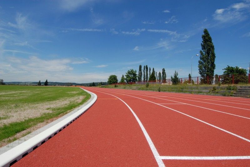 První etapa výstavby atletického stadionu na Skvrňanech byla dokončena (15.6.2012). Od července budou moci atleti využívat běžecký čtyři sta metrů dlouhý osmidráhový ovál. Dokončení areálu se připravuje ve druhé etapě, která zahrnuje stavbu tribuny včetně zázemí, běžeckého tunelu s tréninkovou dráhou, komunikace a parkoviště. Má být hotova na jaře roku 2013.