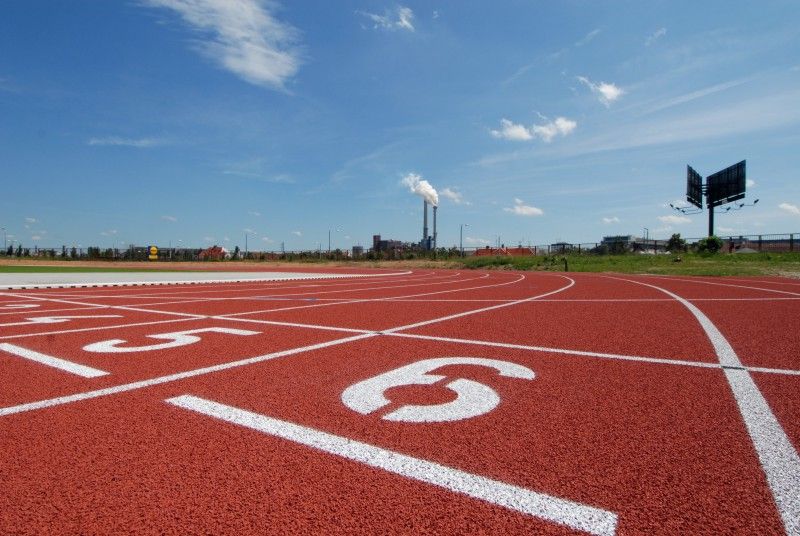 První etapa výstavby atletického stadionu na Skvrňanech byla dokončena (15.6.2012). Od července budou moci atleti využívat běžecký čtyři sta metrů dlouhý osmidráhový ovál. Dokončení areálu se připravuje ve druhé etapě, která zahrnuje stavbu tribuny včetně zázemí, běžeckého tunelu s tréninkovou dráhou, komunikace a parkoviště. Má být hotova na jaře roku 2013.
