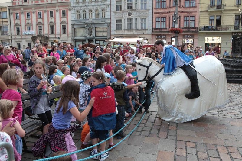Rej strašidel, světelná a ohňová show, zábava na dvoře císaře Rudolfa II., kára komediantů, hudební produkce, divadelní představení. To vše přilákalo v uplynulém víkendu (16. a 17.6.2012) na plzeňské náměstí Republiky tisíce návštěvníků. Oblíbená plzeňská akce Historický víkend se konala již poosmnácté. (Foto: Václav Samek)