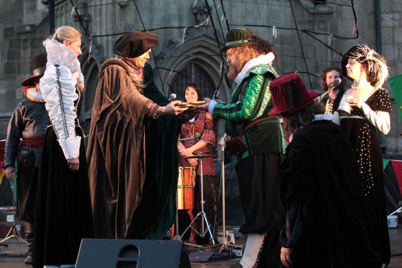 Rej strašidel, světelná a ohňová show, zábava na dvoře císaře Rudolfa II., kára komediantů, hudební produkce, divadelní představení. To vše přilákalo v uplynulém víkendu (16. a 17.6.2012) na plzeňské náměstí Republiky tisíce návštěvníků. Oblíbená plzeňská akce Historický víkend se konala již poosmnácté. (Foto: Václav Samek)