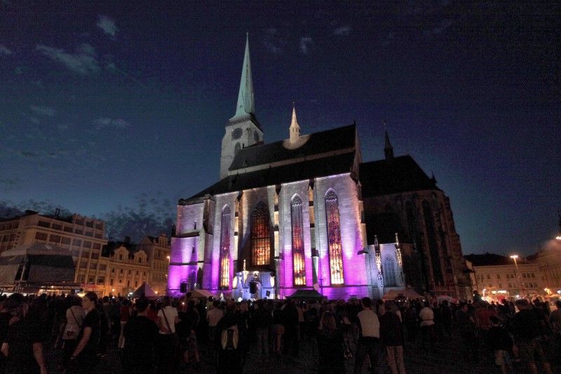 Rej strašidel, světelná a ohňová show, zábava na dvoře císaře Rudolfa II., kára komediantů, hudební produkce, divadelní představení. To vše přilákalo v uplynulém víkendu (16. a 17.6.2012) na plzeňské náměstí Republiky tisíce návštěvníků. Oblíbená plzeňská akce Historický víkend se konala již poosmnácté. (Foto: Václav Samek)
