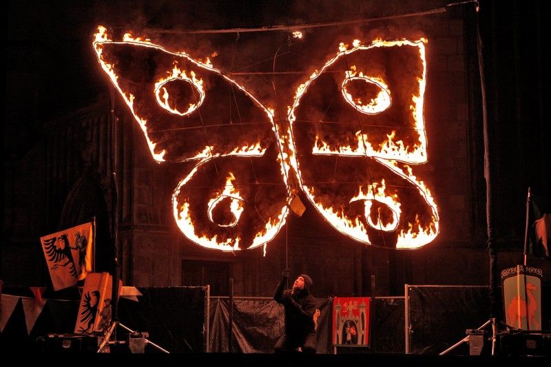 Rej strašidel, světelná a ohňová show, zábava na dvoře císaře Rudolfa II., kára komediantů, hudební produkce, divadelní představení. To vše přilákalo v uplynulém víkendu (16. a 17.6.2012) na plzeňské náměstí Republiky tisíce návštěvníků. Oblíbená plzeňská akce Historický víkend se konala již poosmnácté. (Foto: Václav Samek)