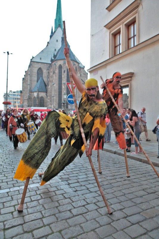 Rej strašidel, světelná a ohňová show, zábava na dvoře císaře Rudolfa II., kára komediantů, hudební produkce, divadelní představení. To vše přilákalo v uplynulém víkendu (16. a 17.6.2012) na plzeňské náměstí Republiky tisíce návštěvníků. Oblíbená plzeňská akce Historický víkend se konala již poosmnácté. (Foto: Václav Samek)