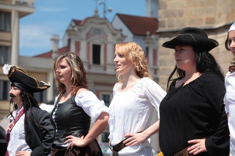 Rej strašidel, světelná a ohňová show, zábava na dvoře císaře Rudolfa II., kára komediantů, hudební produkce, divadelní představení. To vše přilákalo v uplynulém víkendu (16. a 17.6.2012) na plzeňské náměstí Republiky tisíce návštěvníků. Oblíbená plzeňská akce Historický víkend se konala již poosmnácté. (Foto: Václav Samek)