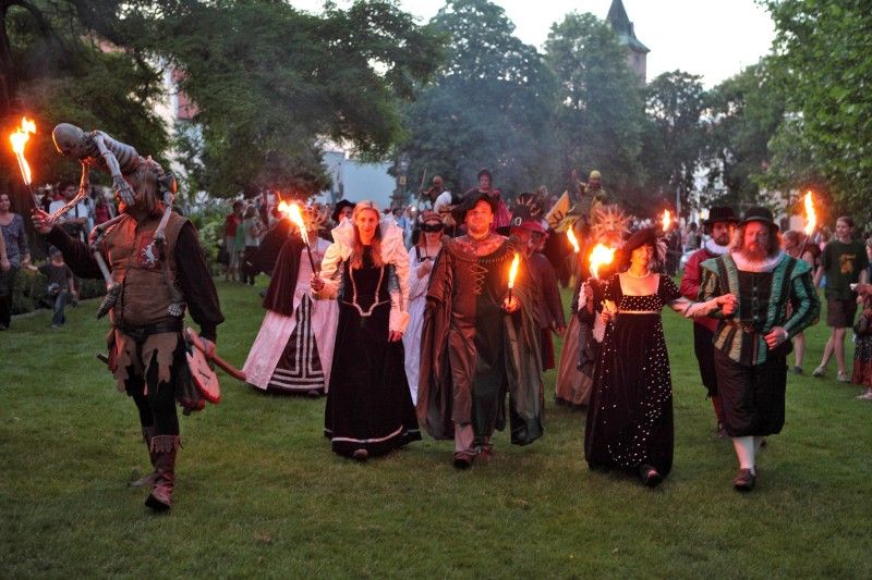 Rej strašidel, světelná a ohňová show, zábava na dvoře císaře Rudolfa II., kára komediantů, hudební produkce, divadelní představení. To vše přilákalo v uplynulém víkendu (16. a 17.6.2012) na plzeňské náměstí Republiky tisíce návštěvníků. Oblíbená plzeňská akce Historický víkend se konala již poosmnácté. (Foto: Václav Samek)
