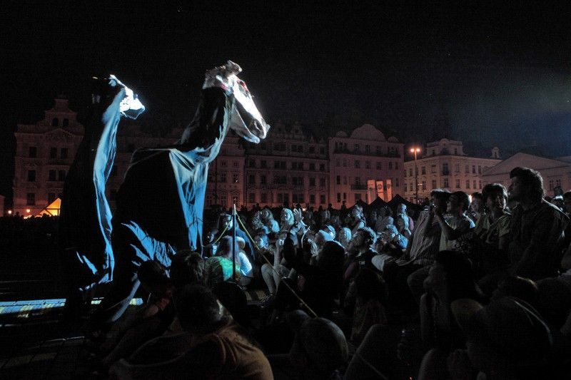 Rej strašidel, světelná a ohňová show, zábava na dvoře císaře Rudolfa II., kára komediantů, hudební produkce, divadelní představení. To vše přilákalo v uplynulém víkendu (16. a 17.6.2012) na plzeňské náměstí Republiky tisíce návštěvníků. Oblíbená plzeňská akce Historický víkend se konala již poosmnácté. (Foto: Václav Samek)