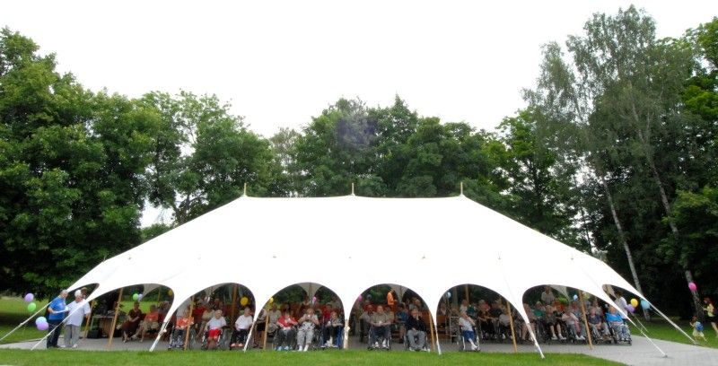 V areálu Domova pro seniory Sedmikráska a Domova se zvláštním režimem Čtyřlístek se ve středu (20.6.2012) po celý den konala zahradní slavnost. V pořadí již čtrnáctá venkovní oslava byla letos zorganizována u příležitosti výročí 50 let od zahájení provozu zařízení. Zváni byli nejen místní obyvatelé, ale také jejich hosté. Areál v Kotíkovské ulici tak zaplnili návštěvníci všech věkových kategorií.