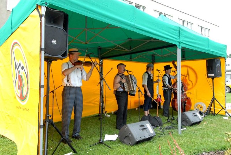 V areálu Domova pro seniory Sedmikráska a Domova se zvláštním režimem Čtyřlístek se ve středu (20.6.2012) po celý den konala zahradní slavnost. V pořadí již čtrnáctá venkovní oslava byla letos zorganizována u příležitosti výročí 50 let od zahájení provozu zařízení. Zváni byli nejen místní obyvatelé, ale také jejich hosté. Areál v Kotíkovské ulici tak zaplnili návštěvníci všech věkových kategorií.