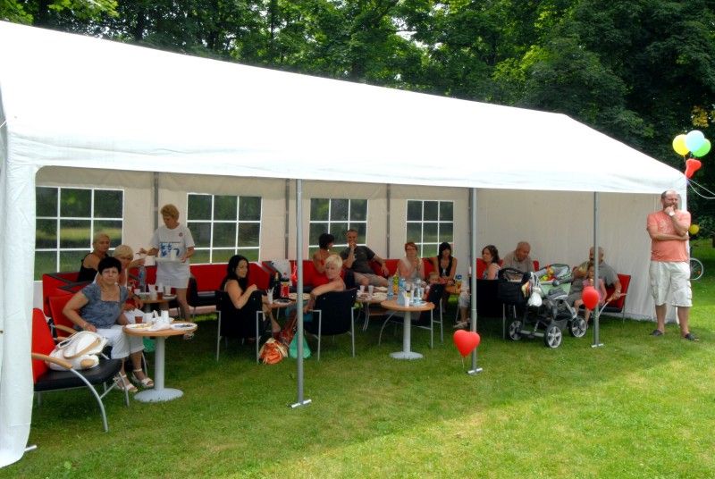 V areálu Domova pro seniory Sedmikráska a Domova se zvláštním režimem Čtyřlístek se ve středu (20.6.2012) po celý den konala zahradní slavnost. V pořadí již čtrnáctá venkovní oslava byla letos zorganizována u příležitosti výročí 50 let od zahájení provozu zařízení. Zváni byli nejen místní obyvatelé, ale také jejich hosté. Areál v Kotíkovské ulici tak zaplnili návštěvníci všech věkových kategorií.