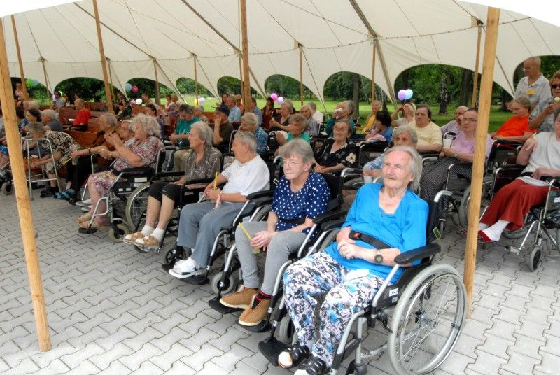 V areálu Domova pro seniory Sedmikráska a Domova se zvláštním režimem Čtyřlístek se ve středu (20.6.2012) po celý den konala zahradní slavnost. V pořadí již čtrnáctá venkovní oslava byla letos zorganizována u příležitosti výročí 50 let od zahájení provozu zařízení. Zváni byli nejen místní obyvatelé, ale také jejich hosté. Areál v Kotíkovské ulici tak zaplnili návštěvníci všech věkových kategorií.